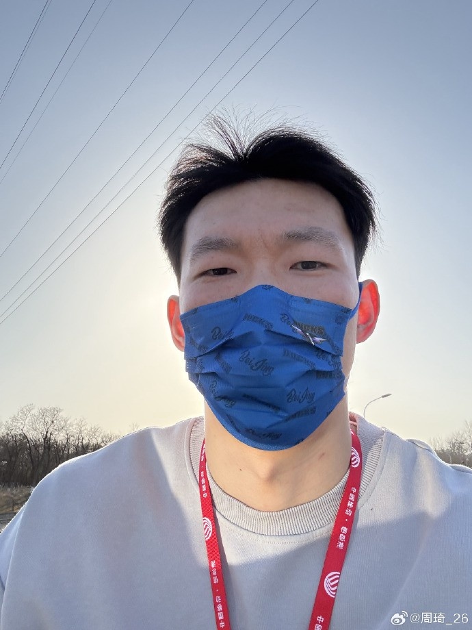 悠閑！周琦騎京牌電動(dòng)車出行：太陽出來了 開京牌兜兜風(fēng)！