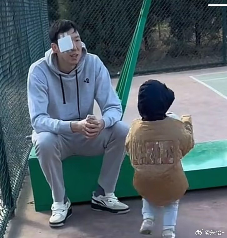 顧家好男人！記者曬出周琦手術(shù)后回歸家庭帶娃照片